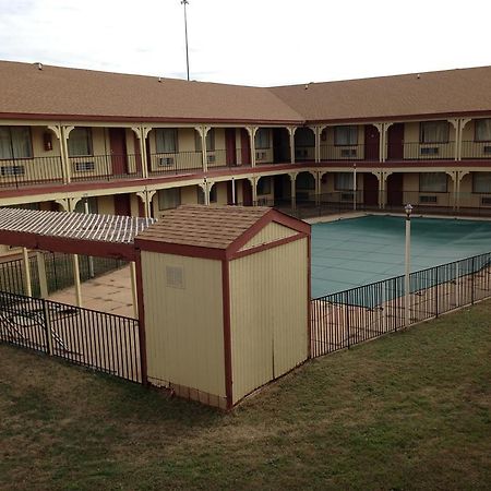 Hometown Inn And Suites Elk City Exterior photo