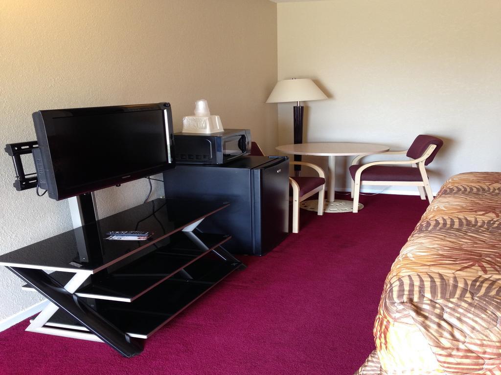 Hometown Inn And Suites Elk City Room photo