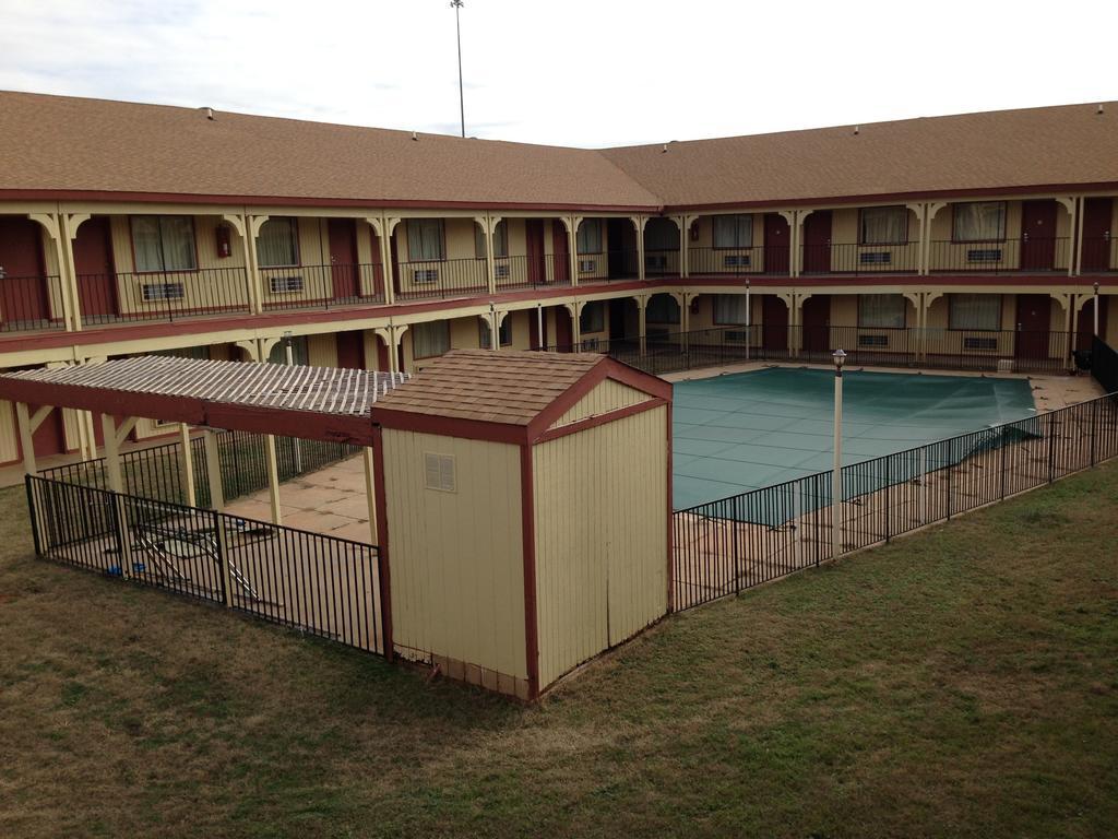 Hometown Inn And Suites Elk City Exterior photo