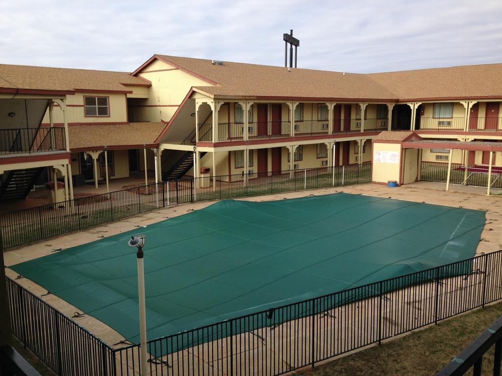 Hometown Inn And Suites Elk City Exterior photo