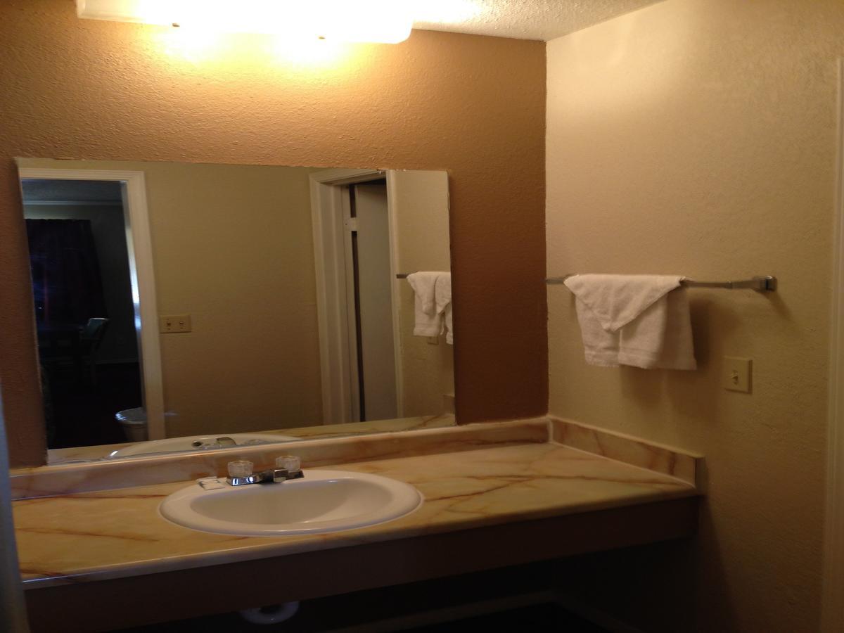 Hometown Inn And Suites Elk City Room photo