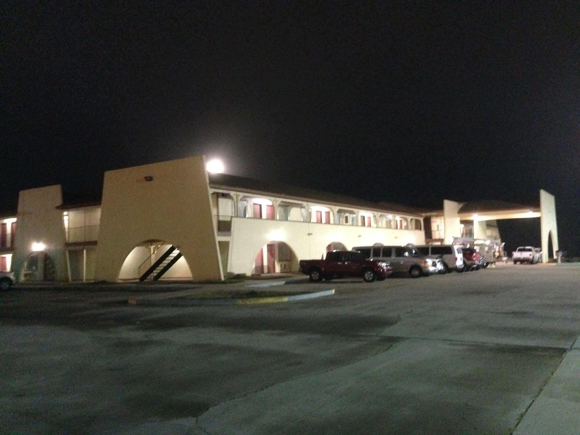 Hometown Inn And Suites Elk City Exterior photo