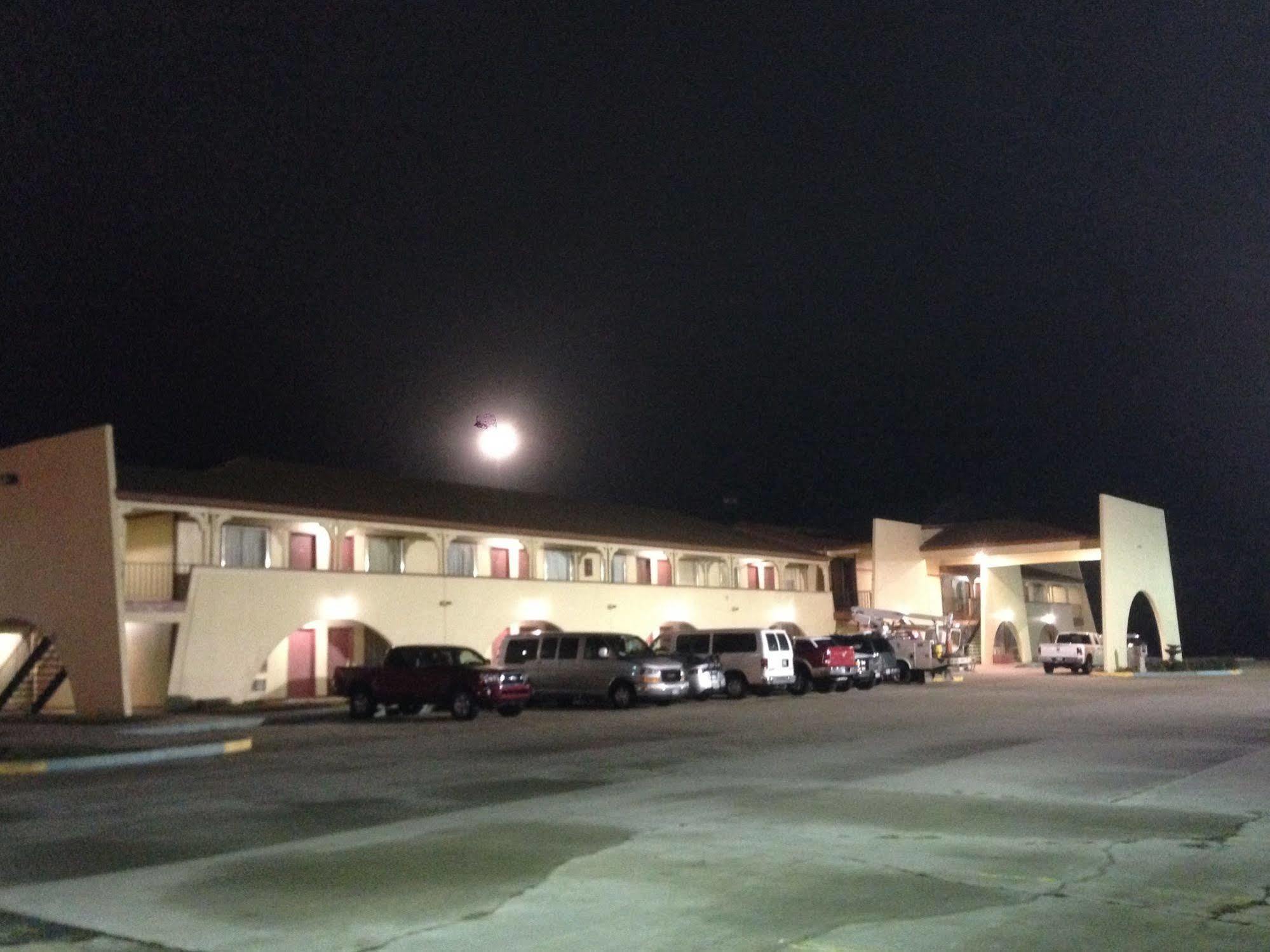 Hometown Inn And Suites Elk City Exterior photo